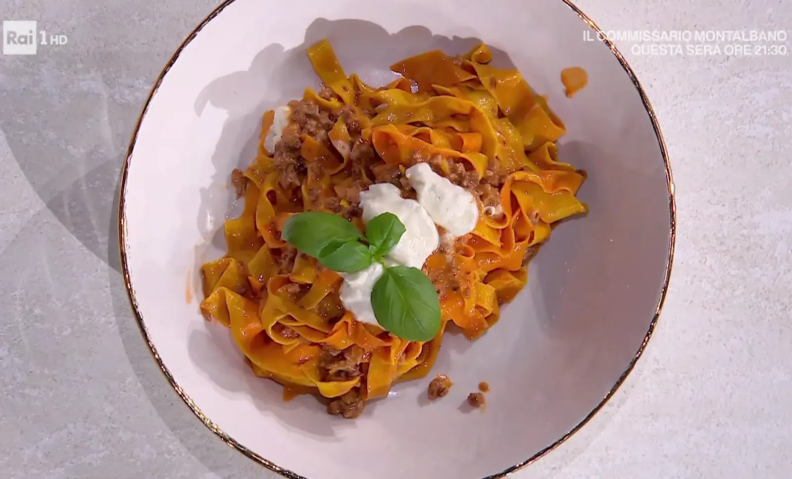 Fettuccine con ragù al coltello e stracchino