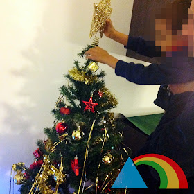 Poniendo la estrella a un árbol de Navidad