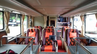 Tampak bagian tingkat bawah bus yang bernama Elegant Class dengan enam kursi penumpang.