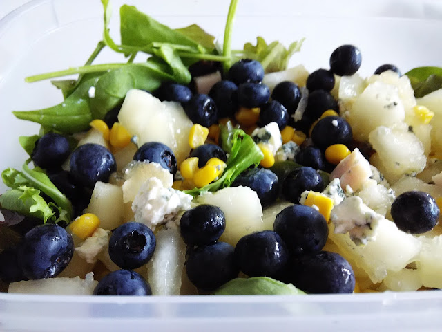 ensalada-de-pera-arandanos-y-queso-azul