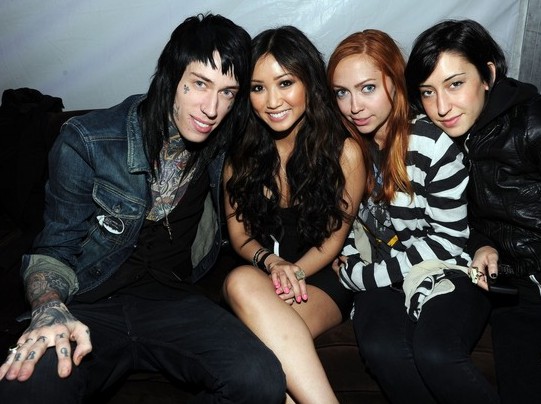 Trace Cyrus y Brenda Song tatuaje Ancla en simbolo de su amor