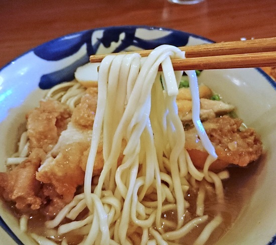 鶏そばの麺の写真