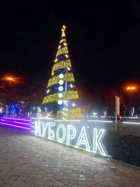 Новогодняя ёлка на площади Сомони, город Душанбе, Таджикистан