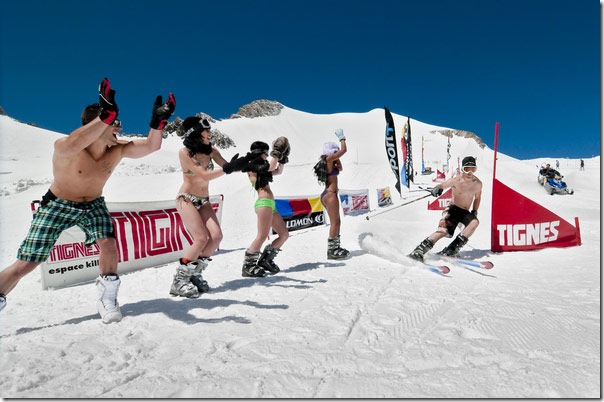 Garotas de biquíni praticando esportes no gelo (1)