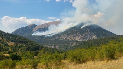 Incendio sul Mone Morrone tra Sulmona e Pacentro.