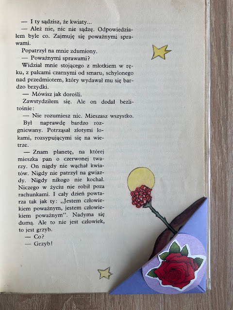 Ilustracja z otwartej książki "Mały Książę" i wzór zakładki do książki, którą będą wykonywać dzieci - róży.