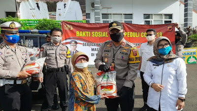 Warga Subang Dapat Paket Beras Dari Polda Jabar