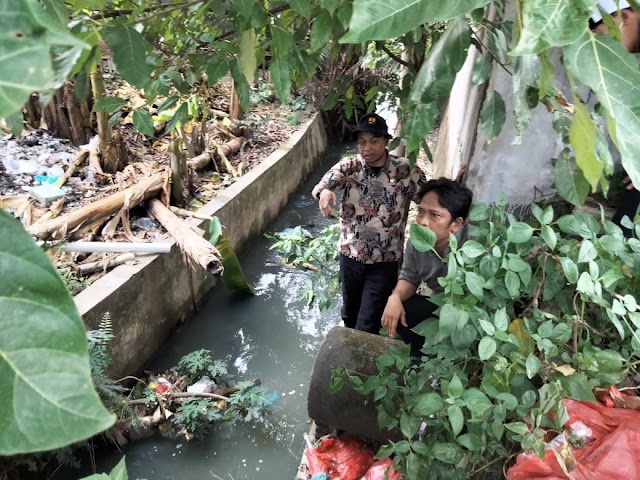 KEPALA DINAS SDABMBK DELI SERDANG MELAKSANAKAN PERAWATAN DRAINASE YANG ADA DI PEMUKIMAN MASYARAKAT