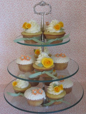 The bride and groom actually had small circular tiers as the center pieces