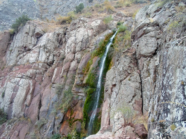Поход к водопаду Орлиные гнёзда (Эхо) в Гусгарфе, ущелье Варзоб, горы Таджикистана