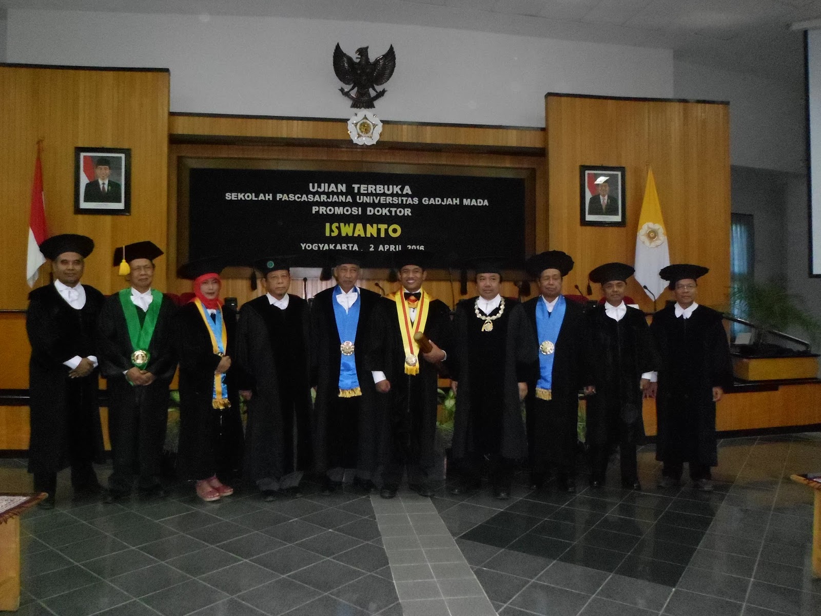 Foto bersama Berhubungan dengan Dewan Penguji usai sidang wisuda S3 Ilmu Lingkungan