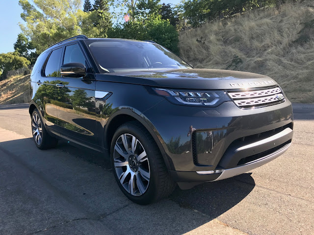 Front 3/4 view of 2019 Land Rover Discovery HSE Luxury