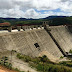 DEFESA CIVIL DIZ QUE TREMORES DE TERRA NÃO ALTERARAM ESTRUTURA DA BARRAGEM DE SERRO AZUL.  NO ÚLTIMO SÁBADO (30/09), MORADORES RELATARAM AO MENOS DOIS ABALOS EM CURTO INTERVALO DE TEMPO. A INFORMAÇÃO GEROU TENSÃO EM TODO O MUNICÍPIO. MORADORES DO DISTRITO DE SERRO AZUL, EM PALMARES, NA MATA SUL DO ESTADO, ASSUSTARAM-SE COM O QUE DESCREVERAM COMO “FORTES TREMORES DE TERRA” OCORRIDOS NA NOITE DO ÚLTIMO SÁBADO (30/09). EM ENTREVISTA AO PORTAL NOVA MAIS, ELES DESCREVERAM MOMENTOS DE TENSÃO E PREOCUPAÇÃO COM A ESTRUTURA DO MURO DE CONTENÇÃO DA BARRAGEM, CONSTRUÍDA RECENTEMENTE.  OS DOIS TREMORES RELATADOS FORAM REGISTRADOS ÀS 21H30. JOÃO FAUSTINO DA SILVA, 65, PRESIDENTE DO SINDICATO DOS MORADORES DE SERRO AZUL, AFIRMOU QUE TODOS ESTAVAM EM SUAS RESIDÊNCIAS QUANDO O CHÃO COMEÇOU A TREMER FORTE, CHEGANDO A DERRUBAR OBJETOS DE CIMA DOS MÓVEIS. EM SEGUIDA, UM SEGUNDO ABALO, MAIS LEVE, LEVOU OS CIDADÃOS A SAÍREM DAS CASAS E BUSCAREM ABRIGO NA RUA:  - “ERA POR VOLTA DAS 21H30 QUANDO TODA A COMUNIDADE OUVIU UM ESTRONDO, COMO UMA DINAMITE. TODO MUNDO COMEÇOU A CORRER DE DENTRO DE CASA, VEIO AQUELE BARULHO, DEPOIS UM SEGUNDO ESTRONDO MAIS LEVE, TANTO QUE MINHA ESPOSA CHEGOU A SALTAR DO CHÃO UNS 10 CENTÍMETROS.”, EXPLICOU.  OUTRA MORADORA, A DONA DE CASA GILDA MARIA DE OLIVEIRA, 82, DISSE QUE SUA PRESSÃO ARTERIAL CHEGOU A SUBIR COM O SUSTO. AMODRONTADA COM A CONSTANTE TENSÃO PELA PROXIMIDADE DA BARRAGEM E PELA LEMBRANÇA DAS ÚLTIMAS ENCHENTES, ELA COBROU DO GOVERNO DO ESTADO A PROMETIDA INDENIZAÇÃO FINANCEIRA AOS HABITANTES LOCAIS CADASTRADOS, AINDA NÃO PAGA:  - “A MINHA PRESSÃO ATÉ SUBIU UM POUCO. E HÁ QUATRO MESES A GENTE ESPERA A INDENIZAÇÃO DO GOVERNO, QUE VEIO, NOS ENTREVISTOU, OUVIU TESTEMUNHAS, MAS ATÉ AGORA NINGUÉM DAQUI RECEBEU UM CENTAVO”, DESABAFOU.  BARRAGEM DENTRO DA NORMALIDADE  APÓS RECEBER A DENÚNCIA DOS ABALOS DE TERRA EM SERRO AZUL, A DEFESA CIVIL DE PALMARES DESLOCOU-SE ATÉ A BARRAGEM, ACOMPANHADA DA POLÍCIA MILITAR, PARA VERIFICAR A SITUAÇÃO. DE ACORDO COM AMAURY SILVA, COORDENADOR DO ÓRGÃO, A ANÁLISE TÉCNICA DO MURO DE CONTENÇÃO DA BARRAGEM GOVERNADOR EDUARDO CAMPOS GARANTE QUE A ESTRUTURA OPERA DENTRO DA NORMALIDADE:  - “ASSIM QUE FOMOS INFORMADOS DOS TREMORES, NÓS SEGUIMOS ATÉ A BARRAGEM, JUNTO COM UM FUNCIONÁRIO DE LÁ E COM O APOIO DA PM. NÓS CONVERSAMOS COM UM TÉCNICO PLANTONISTA E, DEPOIS DE ELE ANALISAR ESTRUTURA, GARANTIU-NOS QUE NÃO HOUVE ALTERAÇÕES NO LOCAL. TUDO ESTÁ DENTRO DA NORMALIDADE”, EXPLICOU.  PARA EXPLICAR A OCORRÊNCIA DO FENÔMENO, CONTUDO, ELE DISSE QUE CONSULTARÁ TÉCNICOS EM SISMOLOGIA DE CARUARU, NO AGRESTE, PARA DETERMINAR SE HOUVE REGISTRO DE ABALOS SÍSMICOS NA REGIÃO NO ÚLTIMO SÁBADO OU SE A CAUSA DOS TREMORES PODE TER ORIGEM EM OUTROS FATORES NATURAIS.