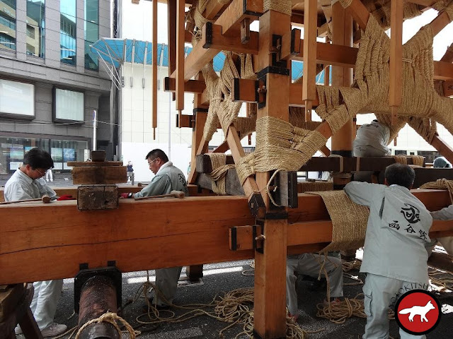 Assemblage d'un Hoko de la fête de Gion Matsuri