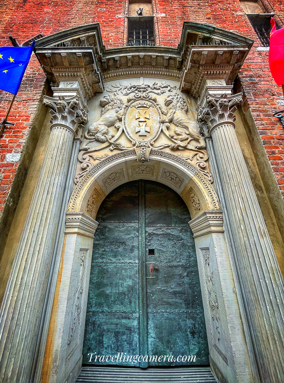 Architectural Splendor    One of the standout features of Długa Street is its architectural splendor. The street is lined with meticulously preserved buildings, each adorned with intricate facades that showcase a harmonious blend of Gothic, Renaissance, and Baroque styles.