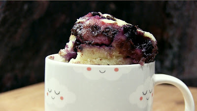 mug cake de arándanos, en 2 minutos en el microondas