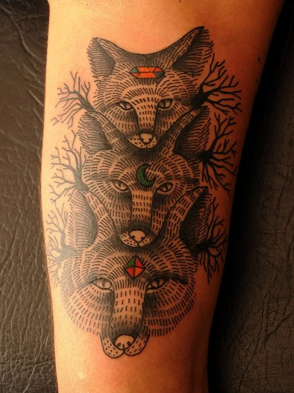 vemos el tatuaje de tres zorros en un brazo