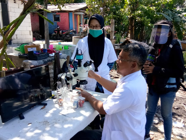 Pengamatan Mikroplastik Kali Surabaya oleh tim peneliti ecoton di Karang Pilang Kamis (2/7/2020)