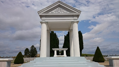 Le mémorial en forme de temple au centre du cimetière
