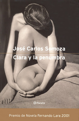 Portada del libro Clara y la penumbra de José Carlos Somoza recomendado por la academia de dibujo y pintura Artistas6 de Madrid