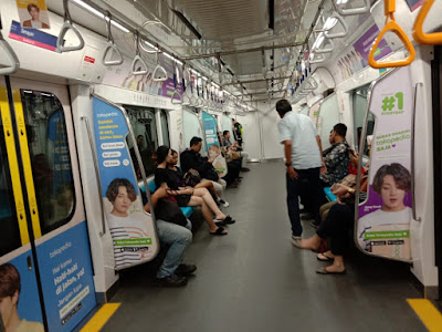 suasana dalam kereta MRT