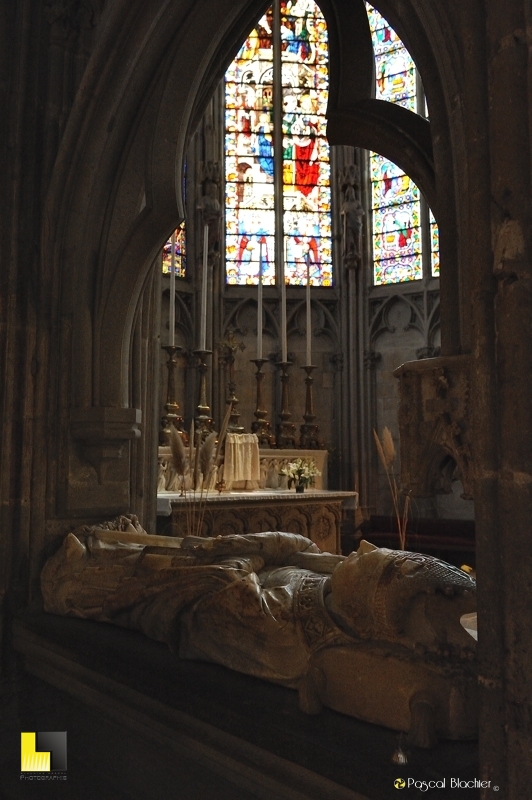 Gisant de Géraud du Puy, évêque de Narbonne, mort vers 1420 église de Carcassonne photo pascal blachier