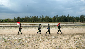 Foto Patroli Penjaga Perbatasan Indonesia - Timor Leste