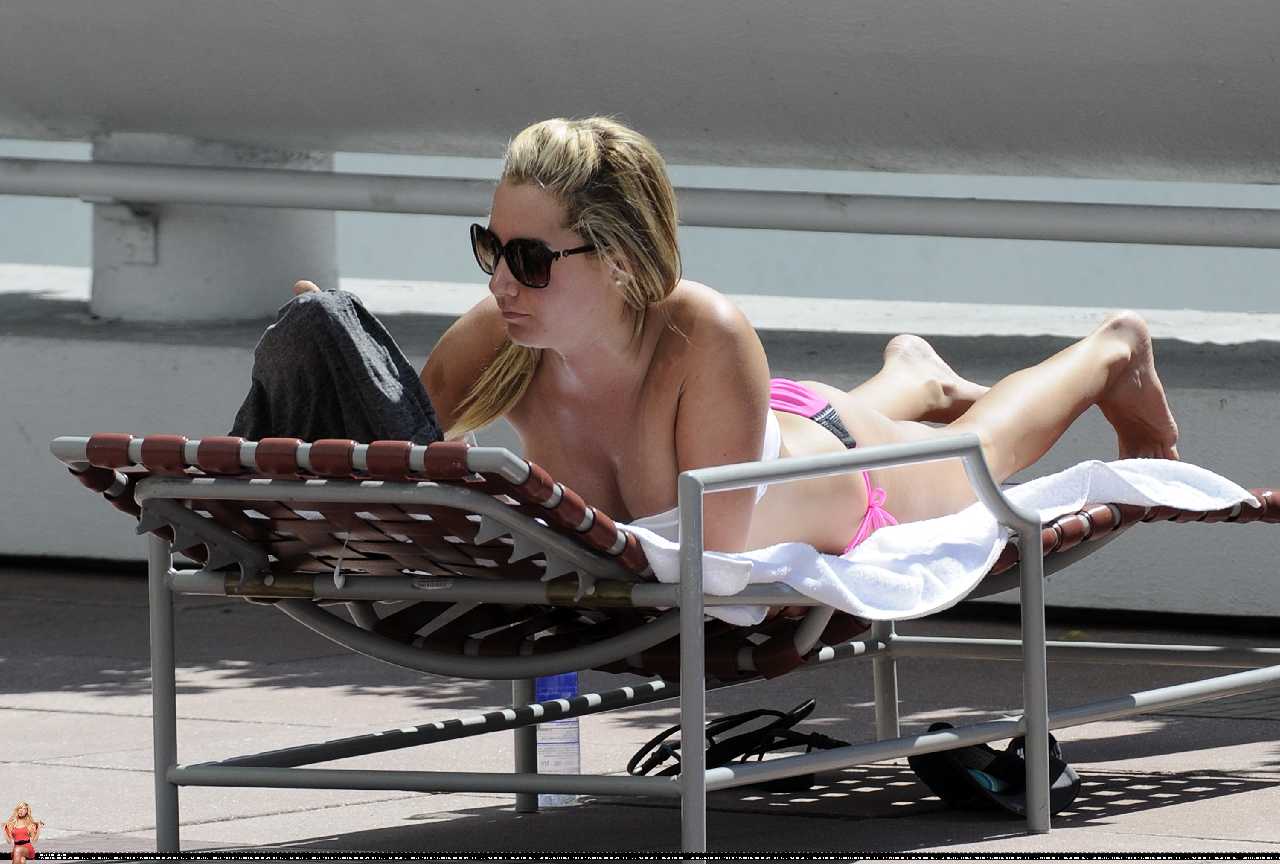 https://blogger.googleusercontent.com/img/b/R29vZ2xl/AVvXsEgHOnb1uAwc6uWyYfd3F5l7FNCS8h2DdQZpHKiVSDU7pAwRlIUzBAtEpuhH4eBRfSolgMJJRBb4vFNPeYiHznBVfALkPZy4N3W5ZQ2aqIoZjo1QDLQAG6CX5SqmuY_hty_T-o7QpKmPABs/s1600/Ashley+Tisdale+Take+Off+Her+Clothes+into+Bikini+11.jpg