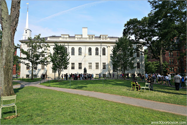 University Hall, Universidad de Harvard