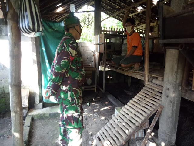 Kodim Sragen - Babinsa Desa Karangtalun  Tetap JalinKomsos Dengan Warga Ditengah Pandemi