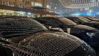 Festive season image, glittering low light image, cars, glittering lights, parking