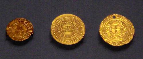 Monedas de oro de los cruzados del reino de Jerusalén. Dinares de estilo europeo expuestos en el Museo Británico de Londres, Inglaterra.