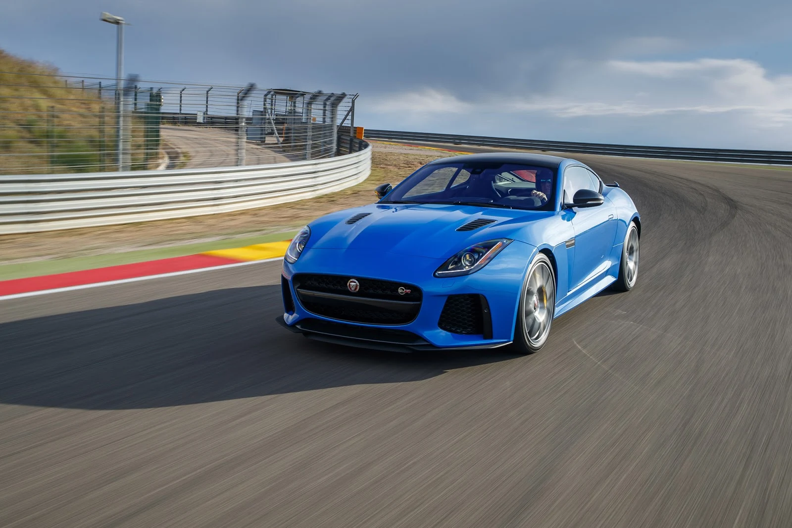 Đánh giá xe Jaguar F-Type SVR 2017