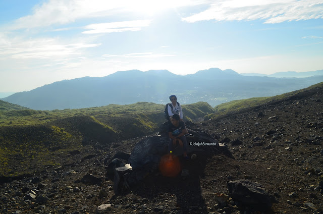 Mendaki Gunung Lokon bersama anak, lengkap ©JelajahSuwanto