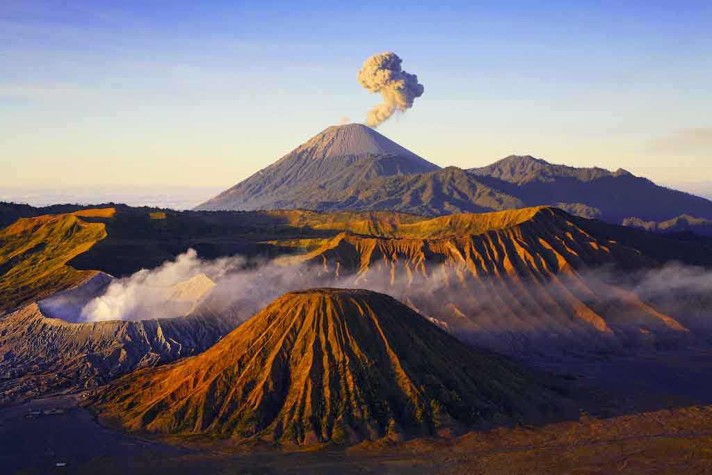 Nature Wallpaper  beautiful scenery of Mount Bromo, a volcano which is located in Indonesia 