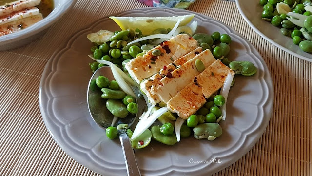 Ensalada de habas, guisantes y feta marinado