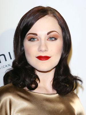 Evan Rachel Wood's lustrous hairstyle starts off smooth and then rolls into large waves through her length.