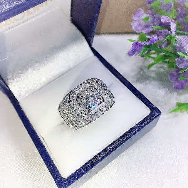 Nhẫn vàng trắng đính đá Moissanite