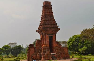 candi bajangratu peninggalan kerajaan majapahit