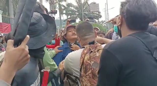 Ricuh! Demo di Depan DPR, Mahasiswa Dipukul Pria Berkumis Misterius
