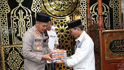 Kapolres Soppeng Bagikan Al - Quran Kepada Pengurus Masjid At - Taqwa Dalam Program Safari Subuh