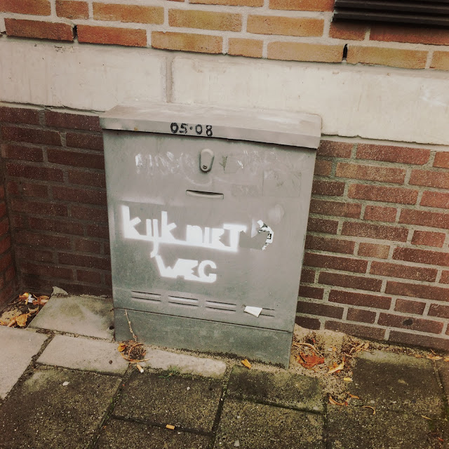 Graffiti 'Kijk niet weg', Arnhem. Hipstamatic: Vincent + Rijks. Foto: Robert van der Kroft