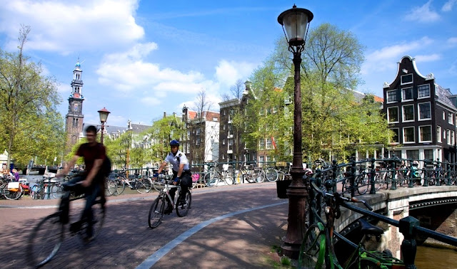 Hasil gambar untuk Mengelilingi Kota Amsterdam Dengan sepedah Menggunakan Paket Tour