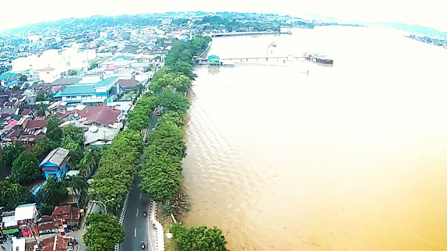 Asiknya Terbangkan Drone di Taman Tepian Kota Samarinda