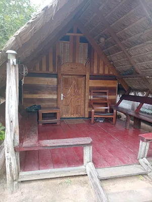 " House with traditional Saramacaans wooden carvings in Jaw Jaw A Tela resort Suriname"