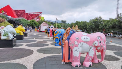 foto-bersama-gajah-imut