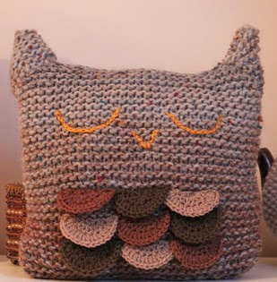 http://translate.googleusercontent.com/translate_c?depth=1&hl=es&rurl=translate.google.es&sl=en&tl=es&u=http://knittingpony.blogspot.com.es/2011/08/sleepy-owl-cushion-free-knitting.html&usg=ALkJrhgSKUU_uVV0Sgfz7G1Y5iK6kwUhSQ