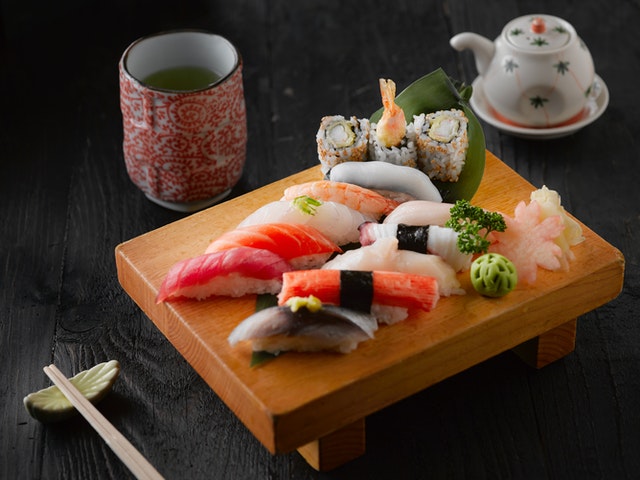 How to get to know Japanese cuisine food closely and what are its most famous foods?