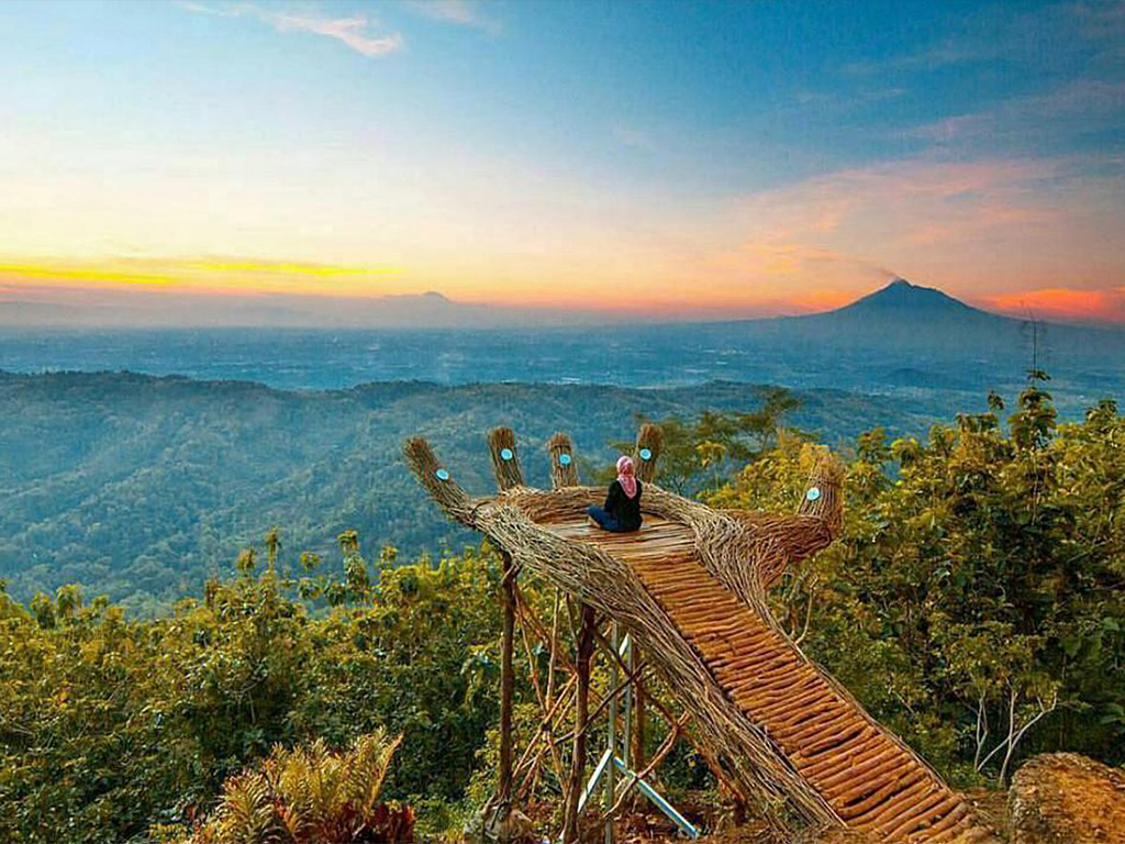 Kesejukan Hutan Pinus Pengger