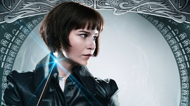 'Estou muito animada para saber o que acontece com Tina', diz Katherine Waterston sobre sua personagem em 'Animais Fantásticos 3'